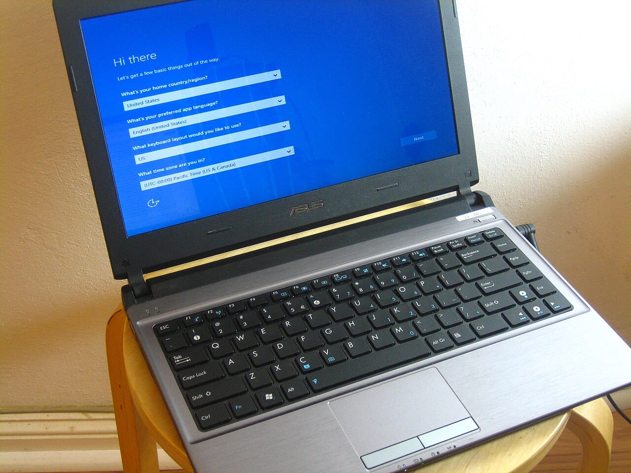 Windows 11 25H2 Güncelleme Sorunları ve Çözümleri (2026 Rehberi) 2 Windows 11 25H2 güncelleme sorunları yaşanan bir dizüstü bilgisayarda kurulum ekranı